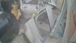 Kepçenin 7 aracı biçtiği kazada, kaldırımda yürüyenlerin saniyelerle ölümden kurtulduğu o anlar kamerada