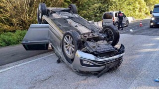 Kiralık otomobille takla attılar: 3 yaralı