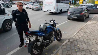 Kırmızı ışıkta otomobile çarpan motosiklet sürücüsü yaralandı