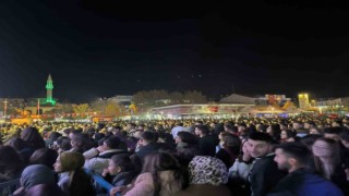 Kırşehir Belediyesi TUSAŞ saldırılarına rağmen Cacabey Meydanında konser düzenledi
