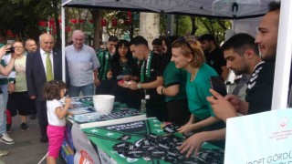 Kocaelispor ‘Dünya Kız Çocukları Gününde kız çocuklarına hediye dağıttı
