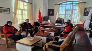 Kocaseyit İHA takımı, Milli Eğitim Müdürü Ciğeri makamında ziyaret etti