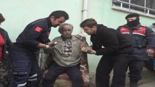 Komşuların dikkati sayesinde ölümden döndü