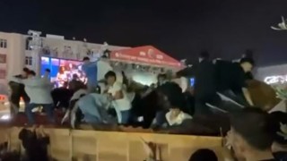 Konser izlemek için üzerine çıktıkları stant çöktü: Stant sahibi vatandaşlara saldırdı