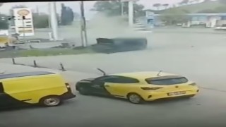 Kontrolden çıkan araç önce araca, sonra yakıt istasyonuna daldı