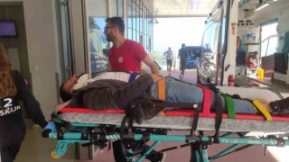 Kontrolden çıkan motosiklet yol kenarına savruldu