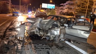 Kontrolden çıkan otomobil beton duvara çarptı: 2 yaralı