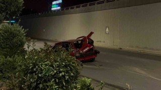 Kontrolden çıkan otomobil orta refüje çarptı: 1 ölü, 4 yaralı