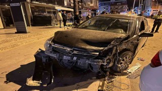 Kontrolden çıkan otomobil park halindeki araca çarptı, sürücü kaçtı