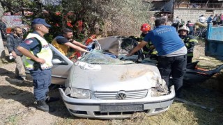 Kontrolden çıkan otomobil römorka çarpıp şarampole uçtu; 2 yaralı