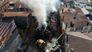 Konyada 3 evin tamamen yandığı mahallede enkaz kaldırma işlemleri sürüyor