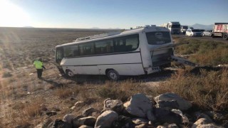 Konyada işçi servisi ile otomobil çarpıştı: 10 yaralı