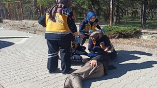 Konyada kaldırıma çarpan motosiklet devrildi: 2 yaralı