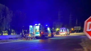 Konyada parkın duvarına çarpan araçtaki 3 kişi yaralandı