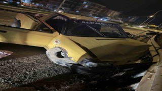 Konyada pikap refüje çarptı: 3 yaralı
