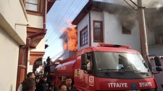 Konyada tarihi evlerin bulunduğu sokaktaki yangın korkuttu