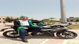 Köpeklerden kaçarken kaza yapan genç yaşam savaşı veriyor