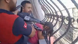 Küçük kız kafasını demir korkuluğa sıkıştırdı