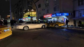 Küçükçekmecede otomobilin taksiye çarptığı anlar kamerada: 3 yaralı