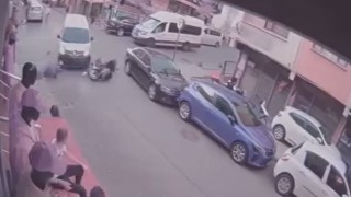 Küçükçekmecede ters yönden gelen araç ve motosiklet çarpıştı: 2 yaralı