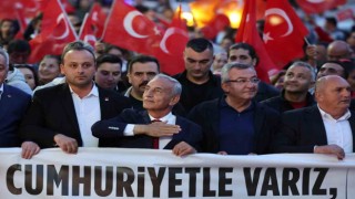 Küçükçekmecede vatandaşlar Cumhuriyet Bayramı coşkusunu Hande Yener konseri ile yaşadı