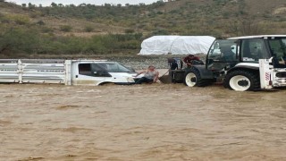 Kulpta aşırı yağış sonucu mahsur kalan şoför kurtarıldı