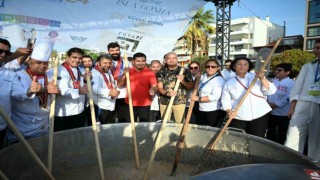 Kuşadası Sokak Festivali 5 bin kişilik keşkek rekoru denemesi ile final yaptı