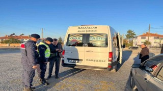 Kütahya Jandarma Trafik Timleri, okul servis araçlarını denetledi