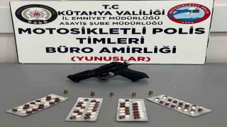 Kütahyada silah ve uyuşturucu bulunan araçtaki 2 kişi gözaltına alındı