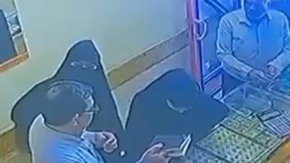Kuyumcuda hırsızlık anı kameraya yansıdı