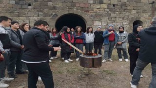 Lise öğrencileri tabyada tarih dersi görmeye devam ediyor