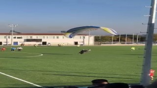 Maçın oynandığı sahaya paraşütle iniş yaptı