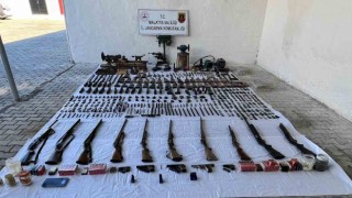 Malatyada çok sayıda silah ile bomba yapımında kullanılan kimyasallar ele geçirildi