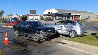 Manavgatta çarpışan otomobiller levhaları yıktı: 3 yaralı