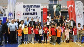 Manisada 29 Ekim Satranç Turnuvasında ödüller sahiplerini buldu