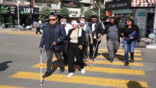 Manisada beyaz bastonla farkındalık yürüyüşü