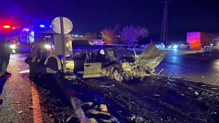 Manisada feci kaza... Kavşakta iki otomobil çarpıştı: 2si ağır 6 yaralı