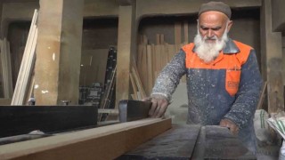 Marangoz ustasının 60 yıllık meslek aşkı imrendiriyor