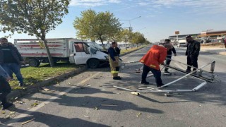 Mardinde sürücüsünün direksiyon hakimiyetini kaybettiği kamyonet elektrik direğine çarptı