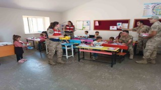 Mehmetçik öğrencilerle buluşarak hediye dağıttı