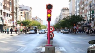 Meme kanserine dikkat çekmek için trafik sinyalizasyon direkleri pembe renkle kaplandı