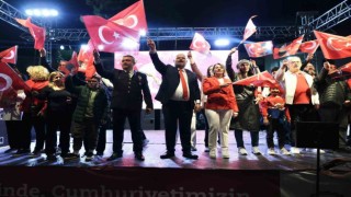 Menemende binler, cumhuriyet aşkıyla yürüdü