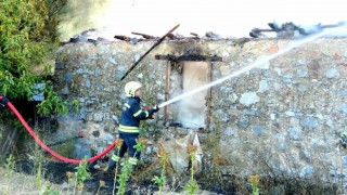 Menteşede ev ve ahır yangını söndürüldü