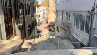 Merdivenlerden aşağı bisikletle inerken otomobil böyle çarptı