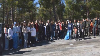Mersinde öğrencilerden orman temizliği