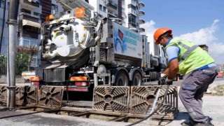 Mersinde yağışlara karşı ızgara temizlikleri yapılıyor