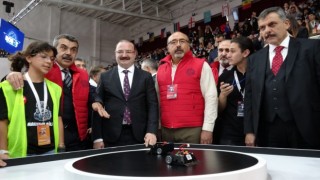 Milli Eğitim Bakanı Tekin, Uluslararası Robot Yarışmasına katılan öğrencilerle bir araya geldi