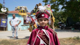 Milyonluk lüks araba ile değil milyonluk güreş devesi ile sünnet konvoyu