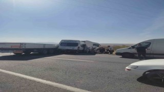 Minibüs tıra çarptı: 11 yaralı