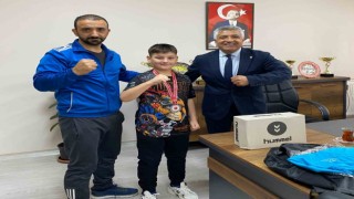 Minik boksörden Tuşba Gençlik ve Spor Müdürü Eseni ziyaret etti